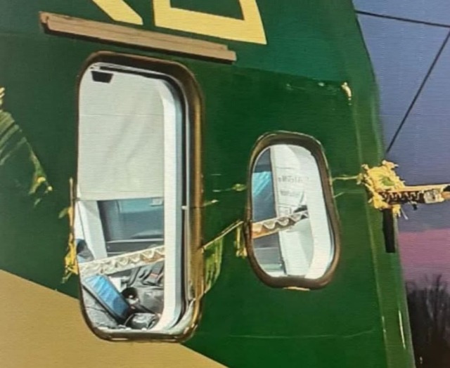 Sbarra di ferro sfonda la cabina del treno 2178: feriti macchinista e capotreno