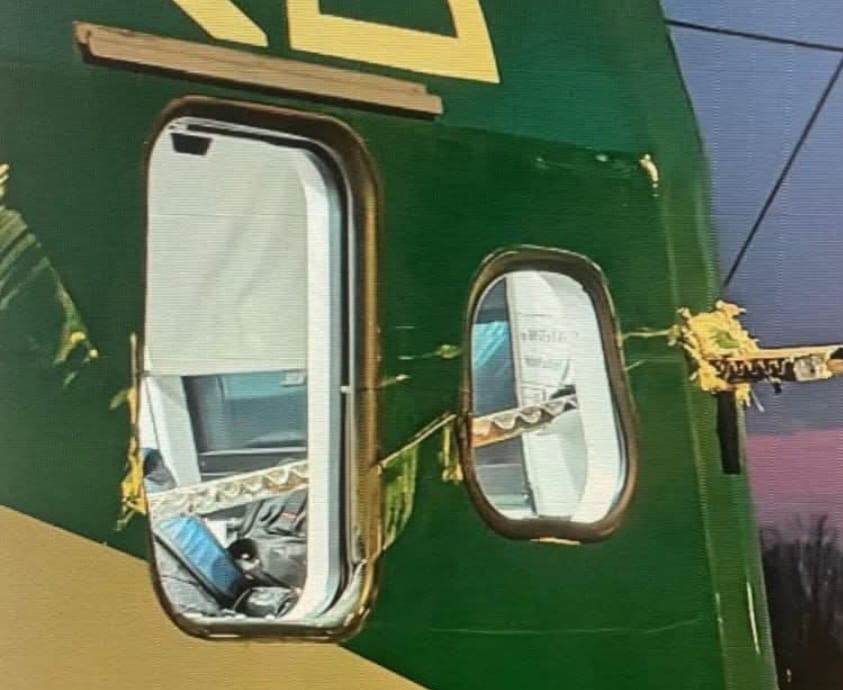 Sbarra di ferro sfonda la cabina del treno 2178: feriti macchinista e capotreno