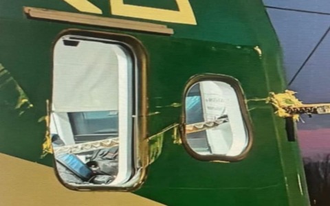 Sbarra di ferro sfonda la cabina del treno Milano-Lodi-Cremona-Mantova: feriti macchinista e capotreno