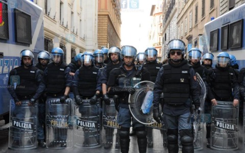 Scatta il primo fermo preventivo ai cortei, 91 persone in Questura