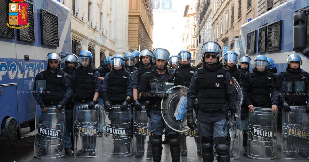 Scatta il primo fermo preventivo ai cortei, 91 persone in Questura