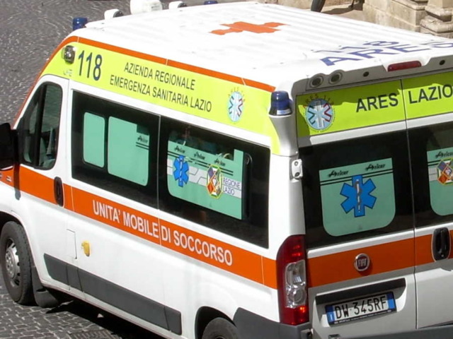 Schianto frontale su via Quadrelle: furgone ribaltato e un ferito grave
