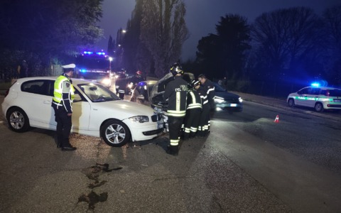 Scontro tra auto, intervengono ambulanza e Vigili del fuoco