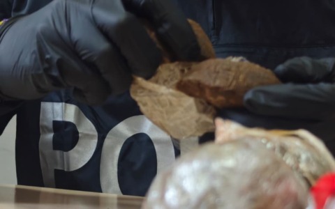 Scoperta base di spaccio e ricettazione: 7 arresti