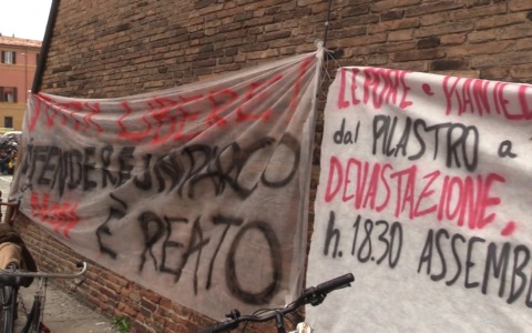 Sgombero del parco al Pilastro: arrestati tre manifestanti. Feriti un funzionario di polizia e un attivista