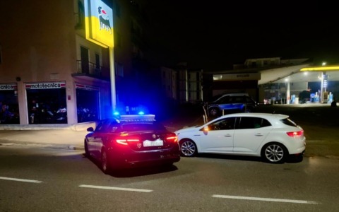 Sfreccia di notte contromano in centro a Pavia, poi rifiuta alcol e droga test