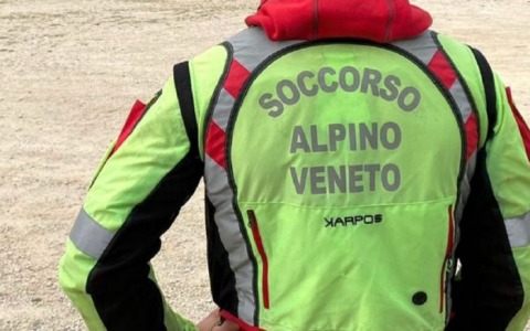 Si perde nei boschi sopra la Val del Mis: escursionista salvato dall’elicottero dopo ore di paura