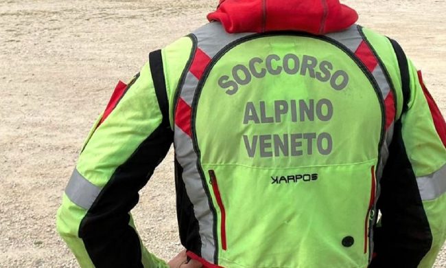Si perde nei boschi sopra la Val del Mis: escursionista salvato dall’elicottero dopo ore di paura