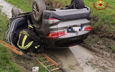 Si ribalta con l’auto in un canale