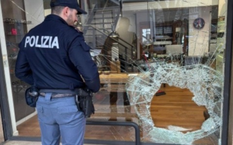 Spaccata all’alba a Padova: fermata la banda rumena dell’Alfa 159 che razziava negozi di ottica e pelletteria