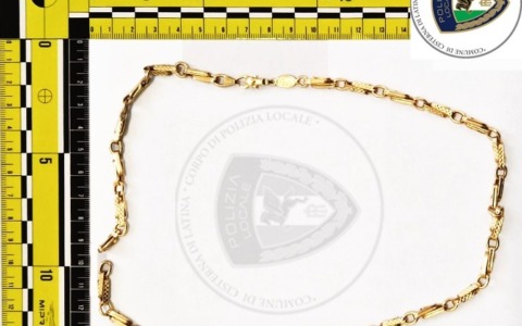 Strappa collana d’oro a un pendolare in stazione: un arresto e due denunce