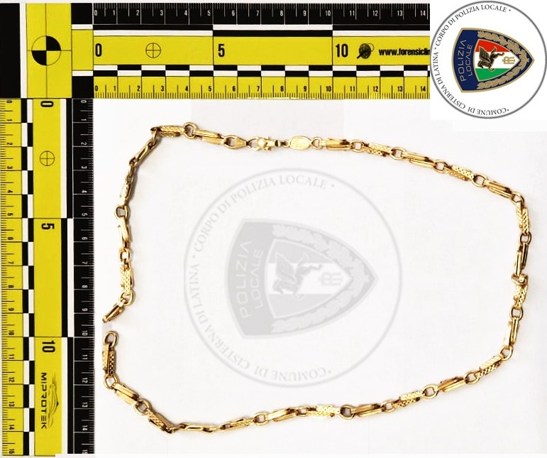 Strappa la collana d’oro a un pendolare in stazione, arrestato