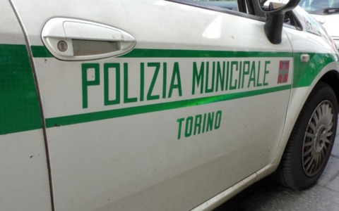 Strappa la collana a una donna e scappa, ma viene bloccato ed arrestato dalla Polizia Locale