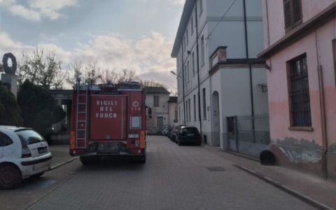 Tettoia pericolante nei pressi della scuola a Valle San Bartolomeo: intervento dei Vigili del Fuoco