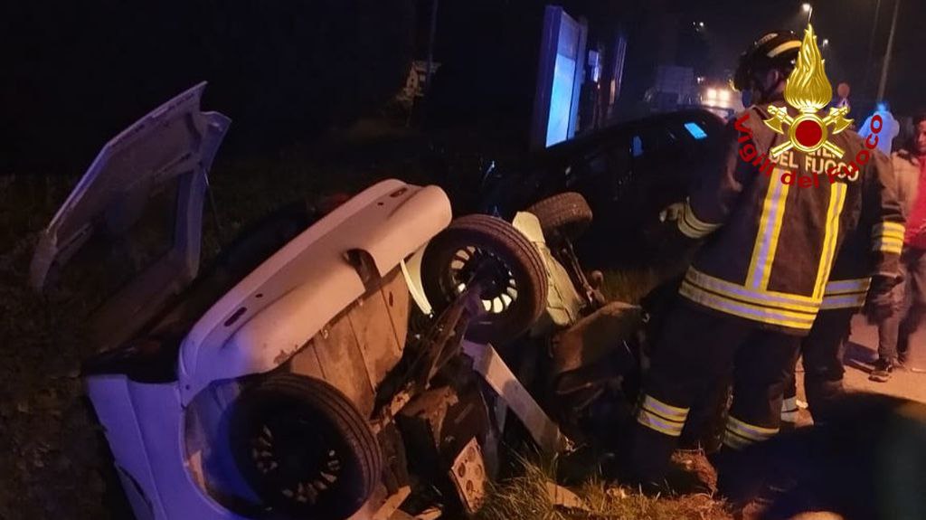 Tolentino. Incidente tra due veicoli. Estratto dai Vigili del Fuoco il conducente di una microcar