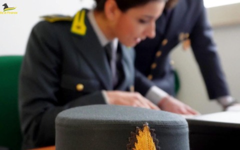 Trading fantasma, centomila euro svaniti nel nulla. Denunciato uomo residente nella Bergamasca