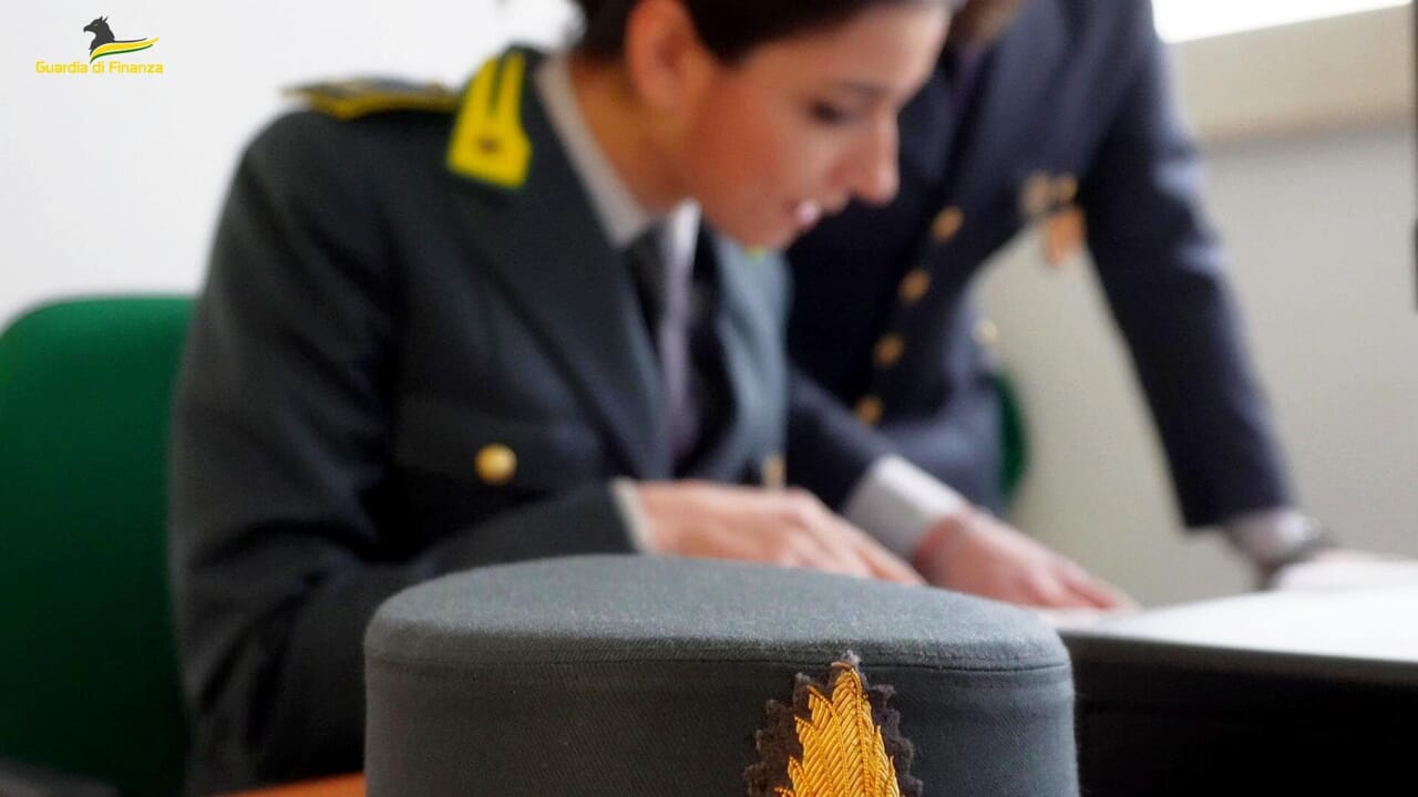 Trading fantasma, centomila euro svaniti nel nulla. Denunciato uomo residente nella Bergamasca