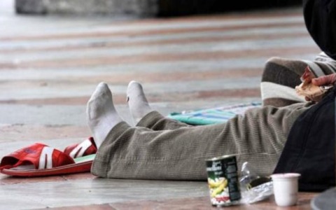 Tragedia a Rovigo: clochard si accascia nel parcheggio e muore davanti ai passanti