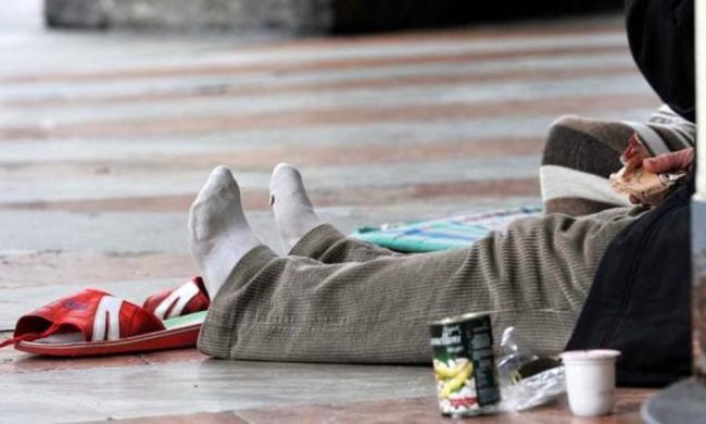 Tragedia a Rovigo: clochard si accascia nel parcheggio e muore davanti ai passanti