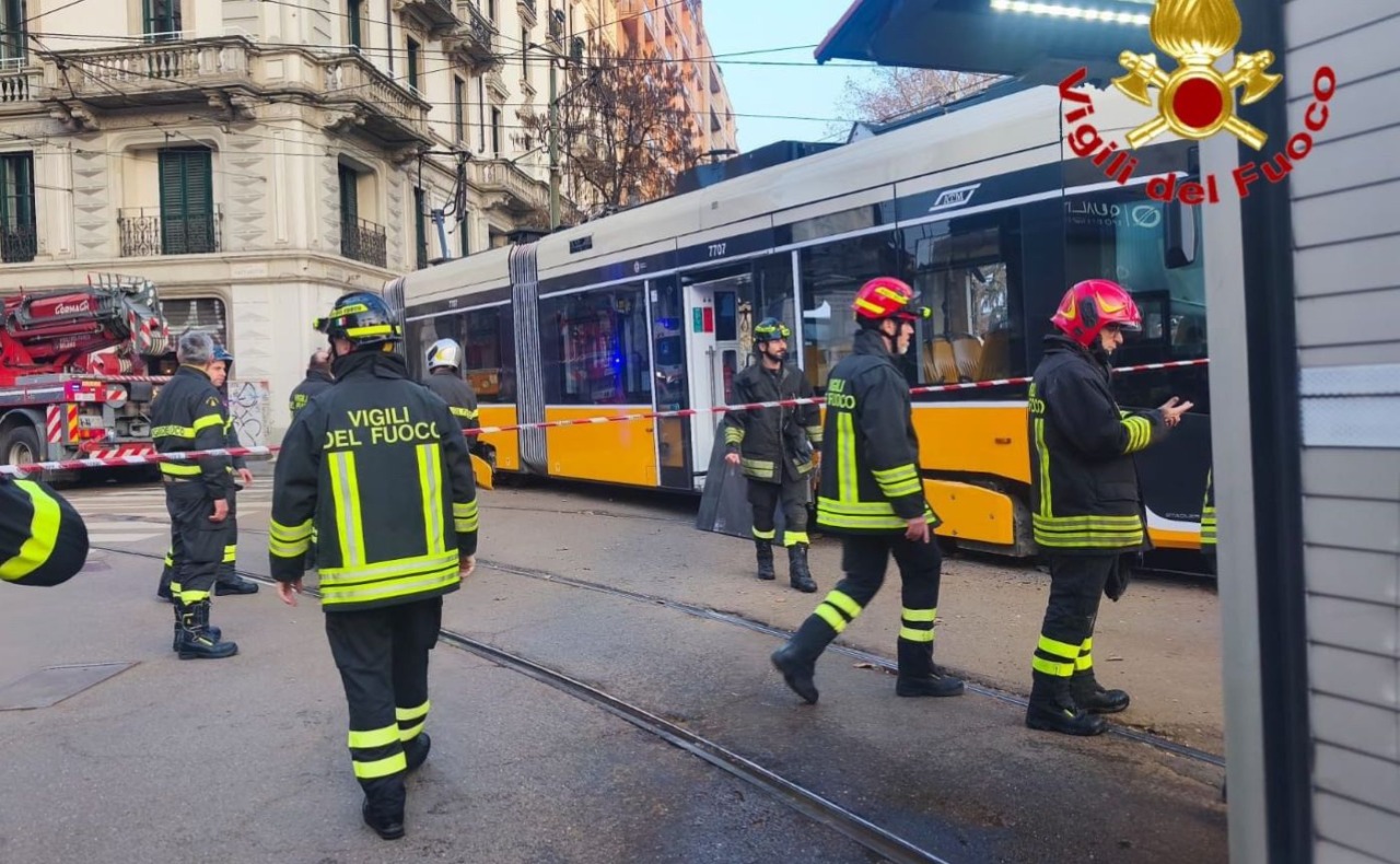 Tram 9 deragliato: autista indagato per disastro ferroviario, sequestrate comunicazioni della control room Atm