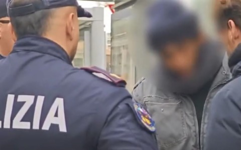 Troupe della Rai aggredita da un gruppo di anarchici