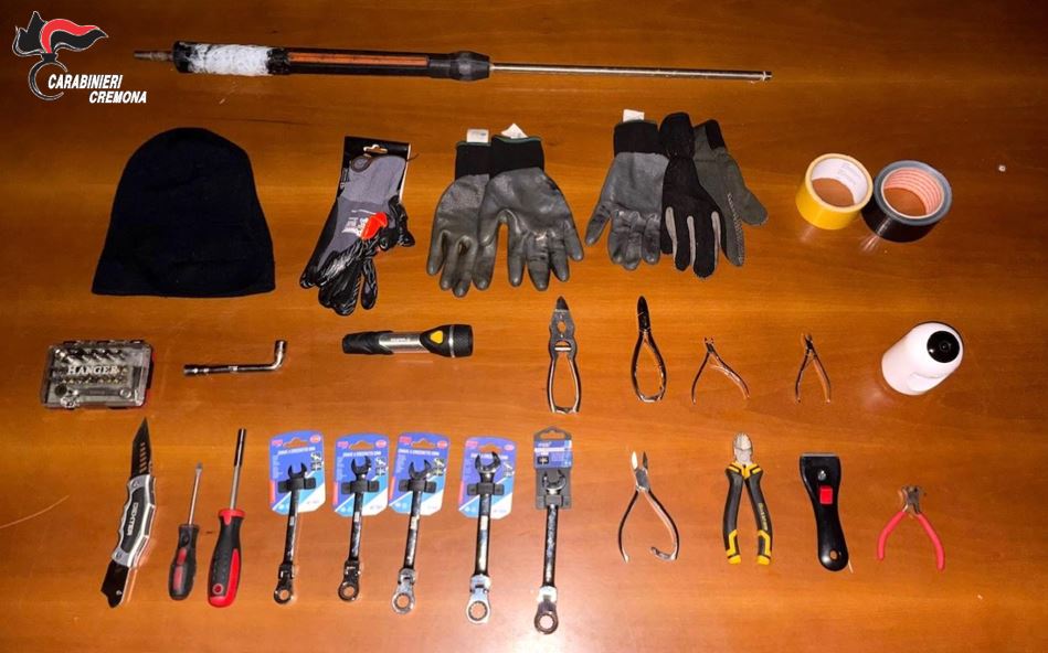 Trovati in possesso di arnesi da scasso: fermate due persone durante il controllo