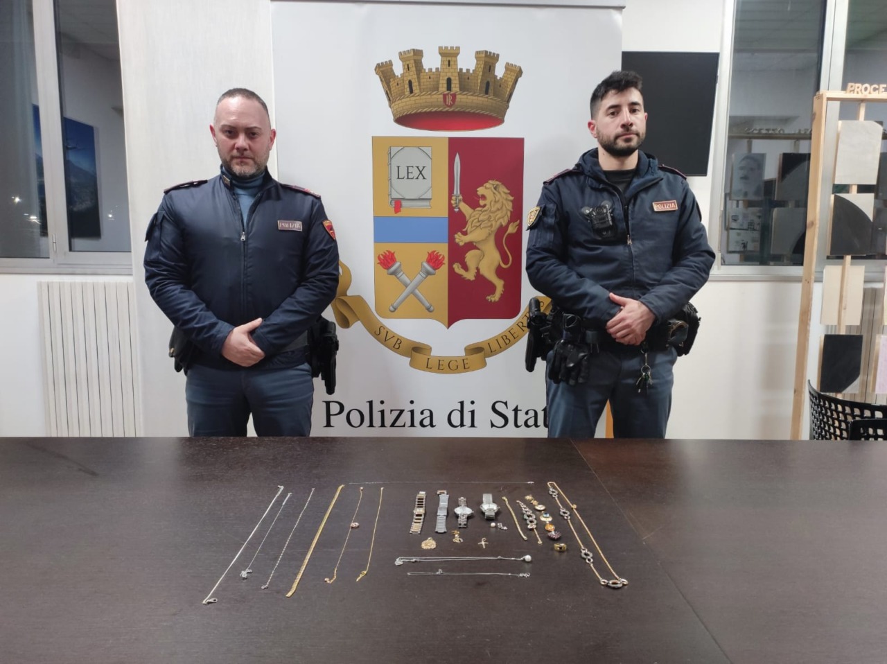 Truffatore arrestato e refurtiva restituita all’anziana derubata