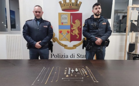 Truffatore arrestato e refurtiva restituita all’anziana derubata