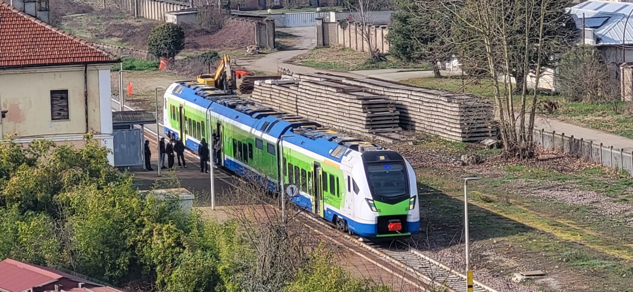 Tutti giù dal treno a Palestro: passeggero senza biglietto blocca il 10679 per un’ora
