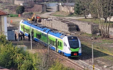 Tutti giù dal treno a Palestro: passeggero senza biglietto blocca il 10679 per un’ora