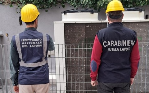 Tutti i dipendenti in nero e un clandestino, chiusa la fabbrica