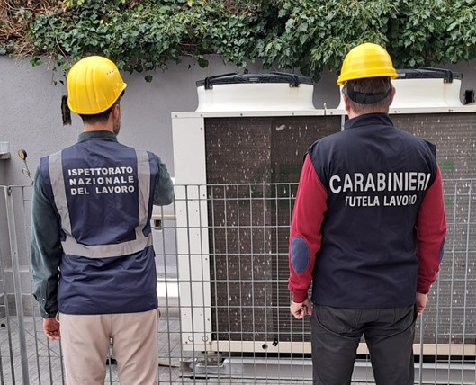 Tutti i dipendenti in nero e un clandestino, chiusa la fabbrica