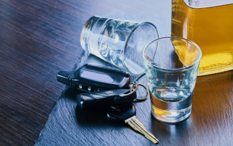 Ubriaco, si schianta contro la recinzione: denunciato un 45enne