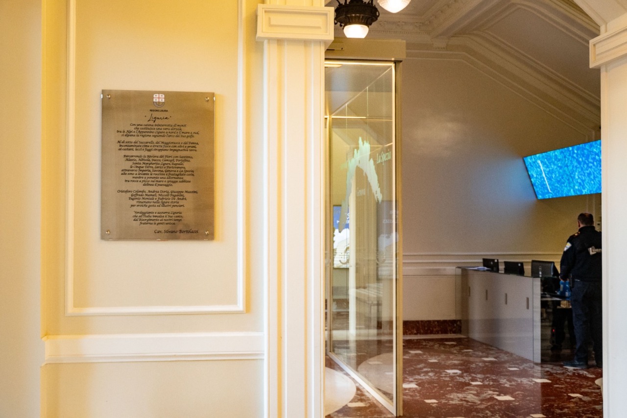 Una targa poetica nell’atrio della Regione: l’omaggio di Silvano Bortolazzi alla Liguria