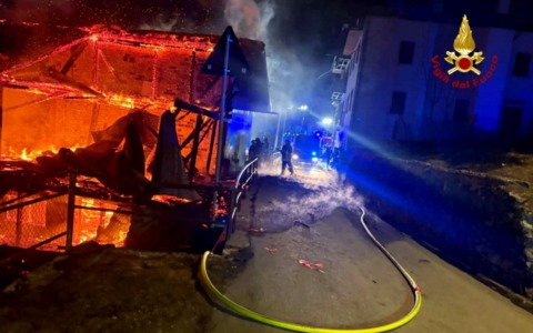 Venas di Cadore, maxi incendio nella notte: distrutto un tabià, evacuate 13 persone