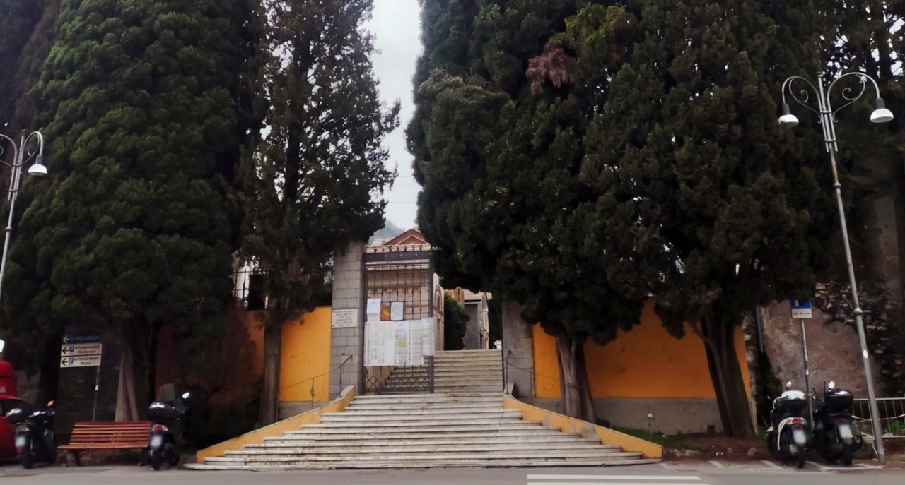 Vento, a Santa chiusi parchi e cimiteri