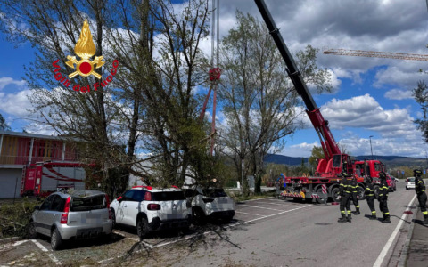 Vento forte, crollano alberi, a Empoli ferita una donna