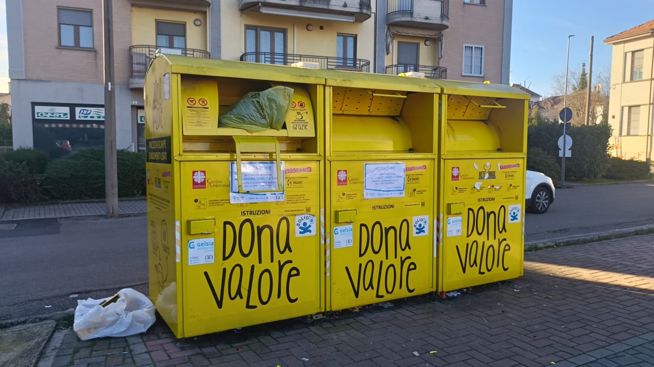 Via i cassonetti gialli per gli abiti usati