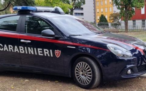 Violenti furti di alimentari nei supermercati, rapinatrice 20enne in carcere