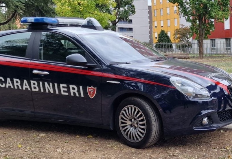 Violenti furti di alimentari nei supermercati, rapinatrice 20enne in carcere
