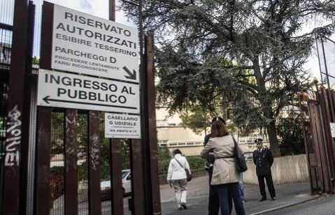 Violenza sessuale su minore e pedopornografia, chiesti 16 anni per la caposala del Goretti e il complice
