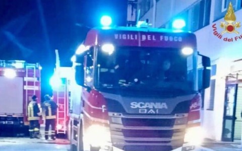 Voragine in pieno centro storico per una perdita di acqua. Evacuati i residenti