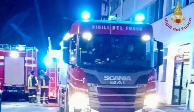 Voragine in pieno centro storico per una perdita di acqua. Evacuati i residenti