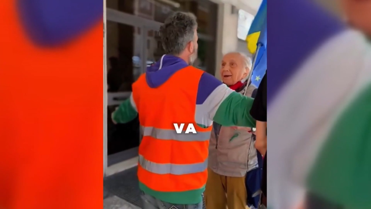 25 Aprile: prof in pensione allontanato dal corteo ‘antagonista’ perché ha bandiera ucraina