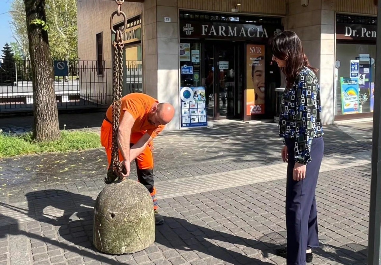 A Cernusco sul Naviglio panettoni in cemento contro le spaccate alle farmacie