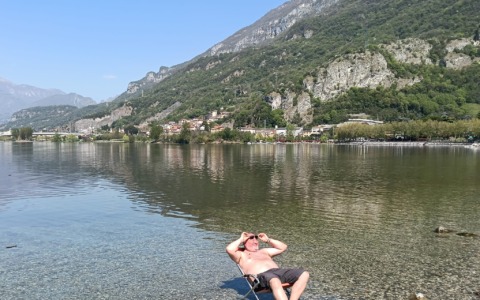 A Pasquetta boom di turisti a Lecco. E c’è chi ha fatto il bagno…