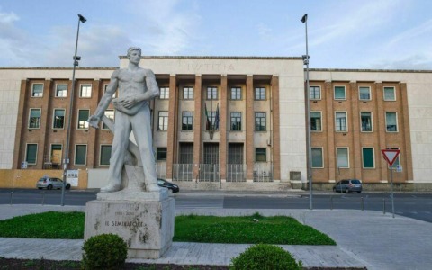 Abusi su minore, al via il processo per la terza imputata
