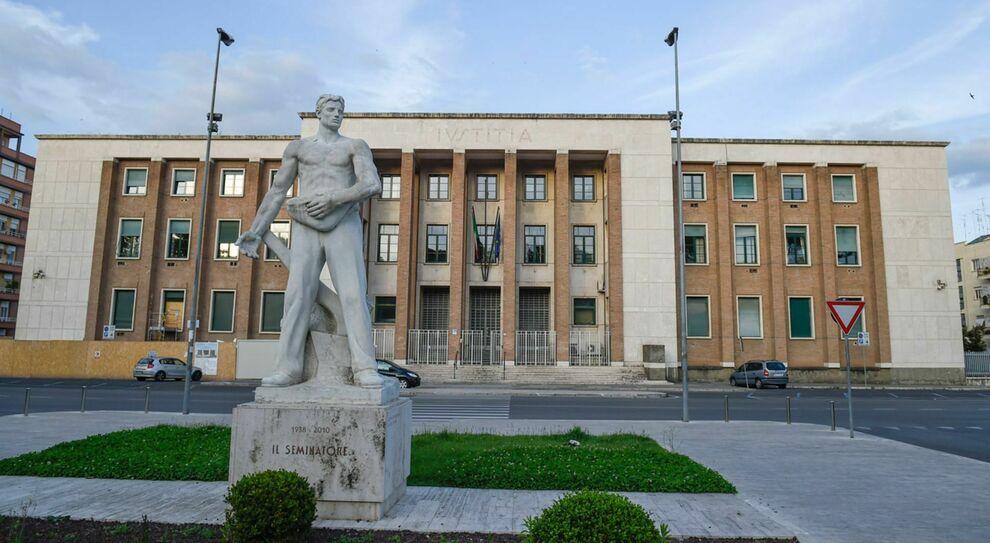 Abusi su minore, al via il processo per la terza imputata