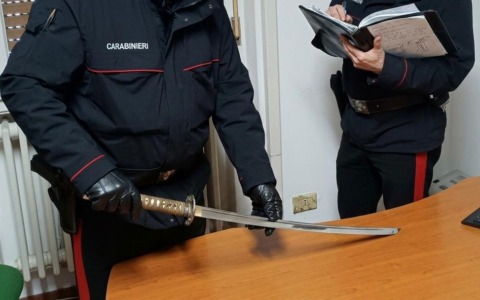 Ad Artogne con una spada giapponese, 40enne denunciato a piede libero
