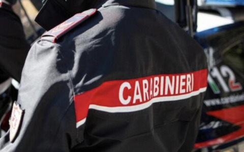 Agguato tra i tavoli del fast food: 16enne picchiato e rapinato da coetanei